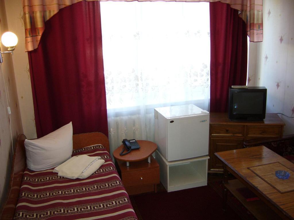 Hotel Profspilkovyi Lutsʼk Habitación foto